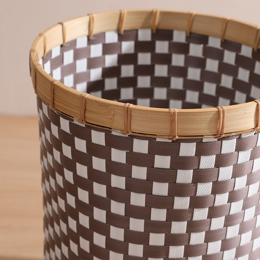 Small woven storage basket, Checkered hamper with lid, Plastic wicker basket with handle, Compact laundry basket with lid, Decorative storage hamper, Small checkered storage basket with rope handle, Brown and white woven bin with lid,
Space-saving hamper for kids’ room.