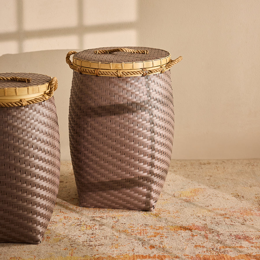 Woven laundry baskets with lid, Brown plastic wicker baskets, Decorative storage hampers, Rope handle laundry baskets, Rattan-style storage bins, Handmade woven basket set, Brown woven laundry baskets for modern homes, Plastic wicker hampers with bamboo rim,
Natural-look baskets for bathroom or bedroom, Stylish home storage baskets with lid, Dual basket set for laundry and storage, Rope accent storage bins with lids.