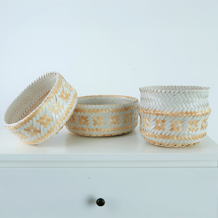 Handwoven bamboo baskets, Natural woven storage baskets, Decorative bamboo bowls, Eco-friendly woven baskets, Handmade basket bowls, Natural white bamboo fruit bowl, Handcrafted woven table décor, Minimalist bamboo storage baskets, Rustic handmade woven container,
Traditional handwoven bamboo bowl .