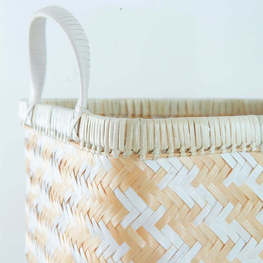 Woven storage basket with handle, Handwoven wicker basket, Natural fiber storage bin, White and beige woven basket, Eco-friendly handwoven bin, Bamboo weave storage box, Artisan-crafted storage basket, Sustainable home storage basket, Handcrafted wicker organizer, Decorative woven bin,
Close-up basket texture, White strap handle basket, Zigzag pattern weave, Neutral home storage décor, Natural and white woven texture,
Intricate basket weaving design,
High-quality woven detail .