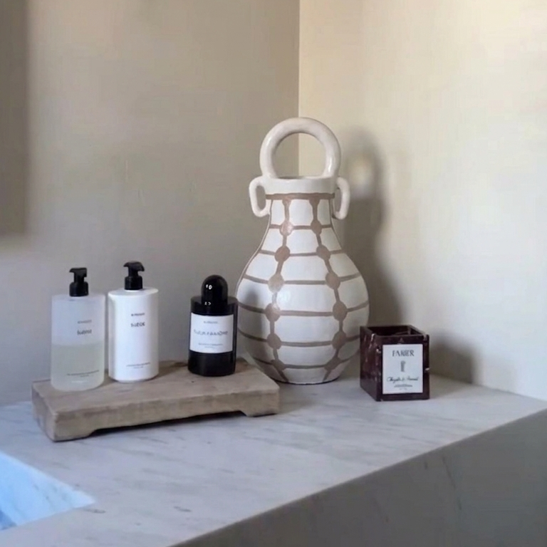 Wabi-Sabi Aesthetics

Warm Minimalism

Organic Modern Decor

Earth-Tone Textures

Sculptural Ceramic Vessels

Mediterranean / Ancient Greek Revival

Tactile Neutral Accents

Console Table Statement Pieces