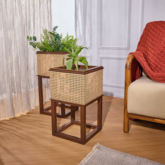 Rattan planter stand, Wicker plant stand, Indoor plant stand, Boho home décor, Mid-century modern planter, Decorative rattan planter for indoor plants, Handmade wicker plant stand with wooden base, Indoor planter for modern Boho décor. 

