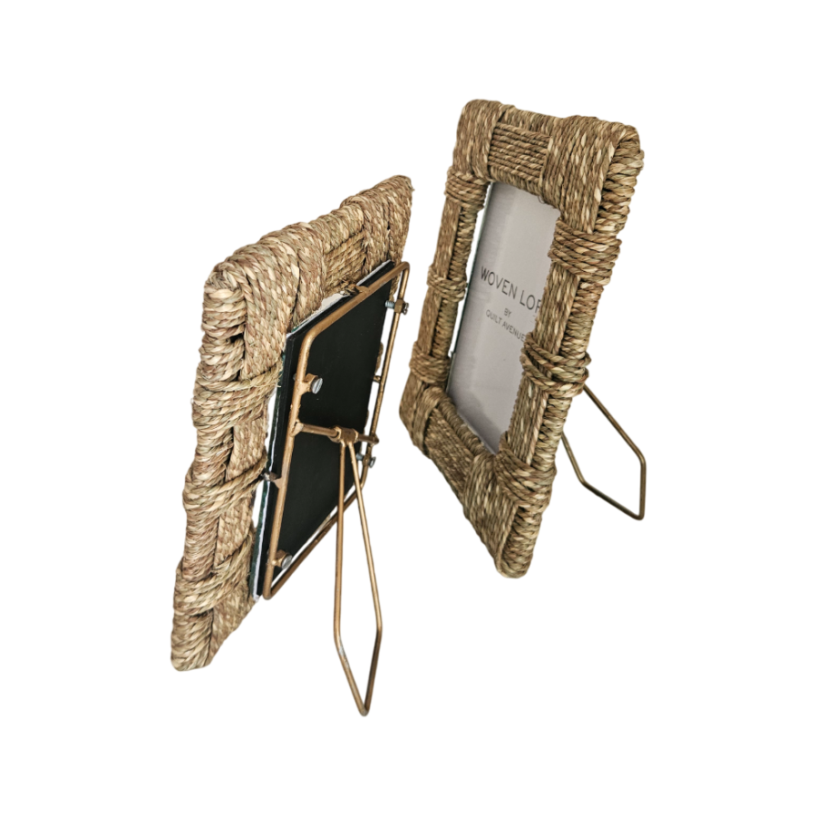 Woven rattan photo frame with metal stand Natural rope picture frame side view,Freestanding tabletop photo frame, Rustic jute frame with back support, Boho-style picture frame for shelf, Handmade seagrass photo frame, Decorative natural fiber frame, Metal easel-back photo frame, Eco-friendly handcrafted frame, Artisan rattan frame with brass easel, Bohemian photo display frame, 
Coastal décor picture frame,
Wicker frame with rear metal prop,
Sustainable décor photo holder,
Frame with foldable brass stand. 
